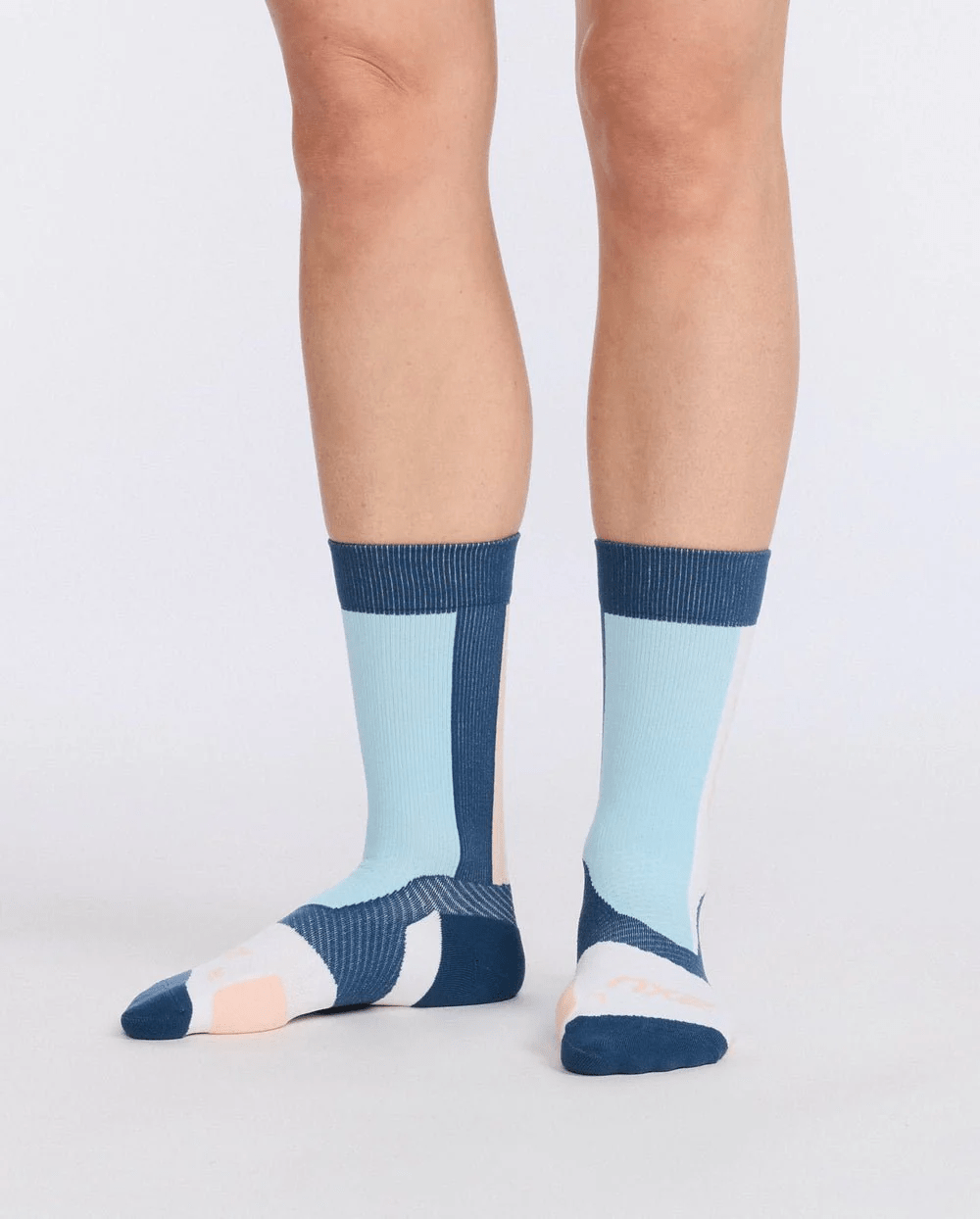 2XU Vectr Light Cushion Crew socks in Moonlight / Bluejay – alternate product view