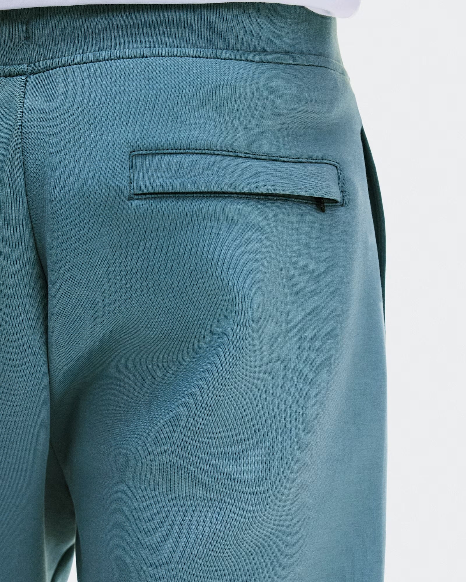 On Focus Tech Men’s Sweatpants Agave - rear zip pocket detail