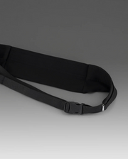 2XU Run Belt in Black/Black Reflective, designed to sit close to the body while running.