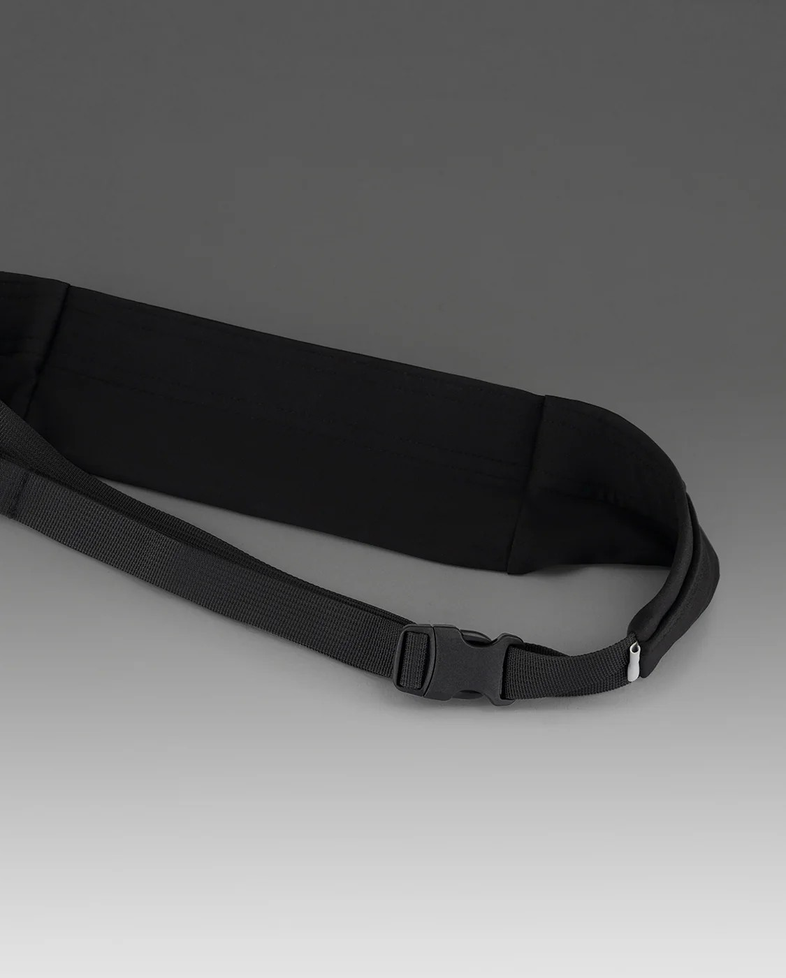 2XU Run Belt in Black/Black Reflective, designed to sit close to the body while running.